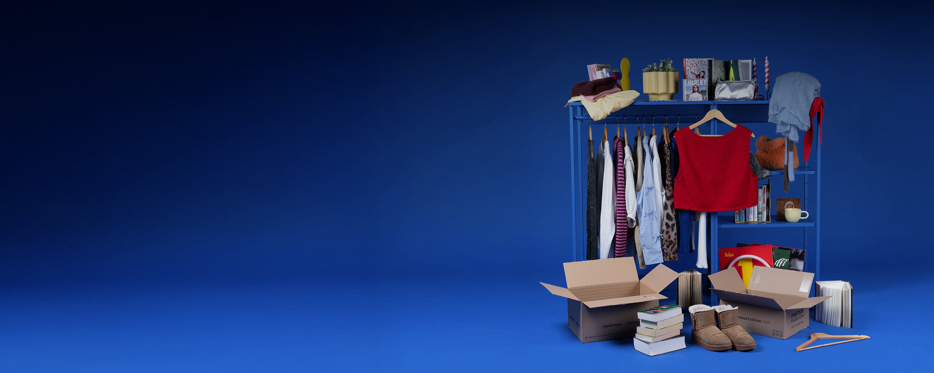 Regal mit Medien- und Fashionprodukten
